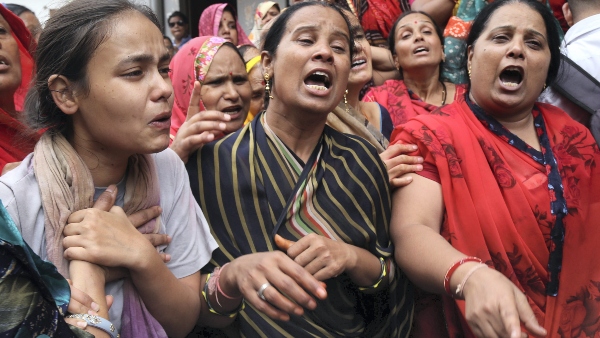 পরিবারের নিশানায় পুলিশ