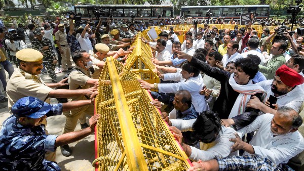 রাহুল গান্ধীকে ইডির তলবের বিরোধিতায় বিক্ষোভ, দিল্লি থেকে আটক কংগ্রেসের ৮০০ নেতা কর্মী রাহুল গান্ধীকে ইডির তলবের বিরোধিতায় বিক্ষোভ, দিল্লি থেকে আটক কংগ্রেসের ৮০০ নেতা কর্মী