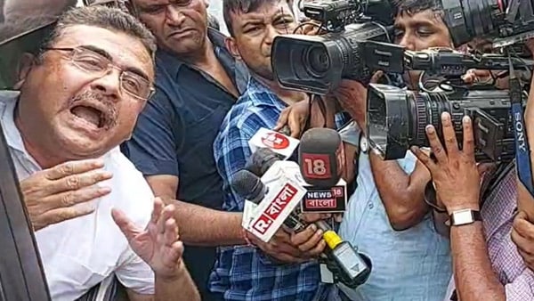 শুভেন্দু অধিকারীর কনভয় অনুসরণ করে শান্তিকুঞ্জে দুই সন্দেহভাজ শুভেন্দু অধিকারীর কনভয় অনুসরণ করে শান্তিকুঞ্জে দুই সন্দেহভাজ