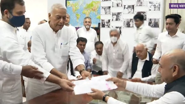 অভিষেককে নিয়ে মনোনয়ন জমা