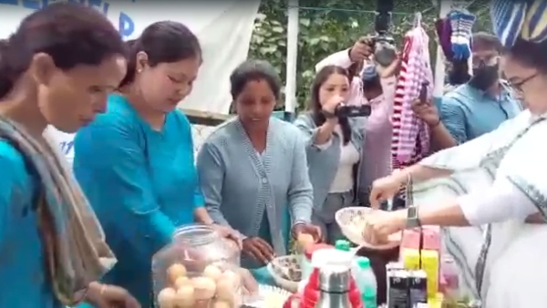 ফুচকা তৈরি করে পরিবেশন করলেন মমতা
