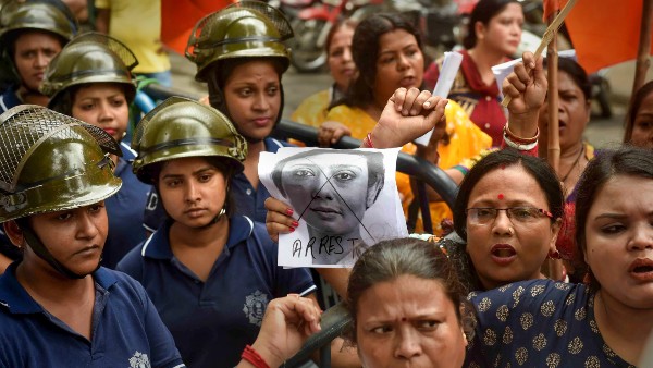 মহুয়া মৈত্র তাঁর টুইটে লেখেন...