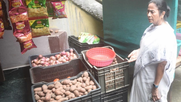 প্রাতর্ভ্রমণে বেরিয়ে জনসংযোগ মমতার