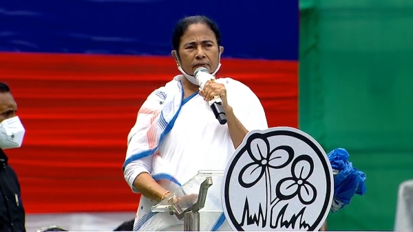 মুড়িতেও জিএসটি, ঝাঁকা নাড়িয়ে জনসংযোগ মমতার