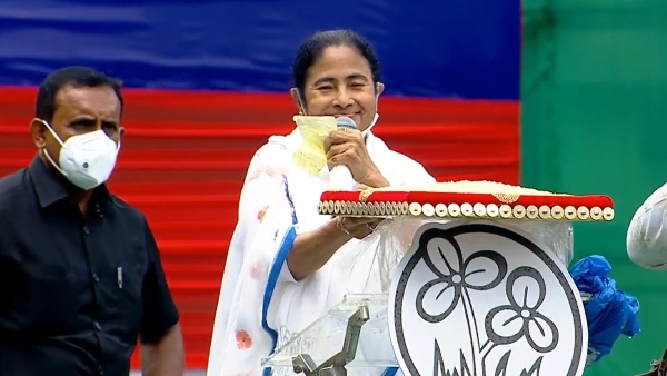 মুড়ির ঝাঁকা নাড়িয়ে বিজেপির স্বরূপ প্রকাশ মমতার
