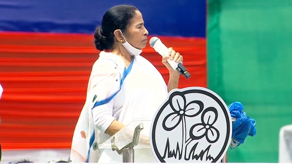 মমতা বন্দ্যোপাধ্যায়ের নিজস্ব স্টাইলে জনসংযোগ