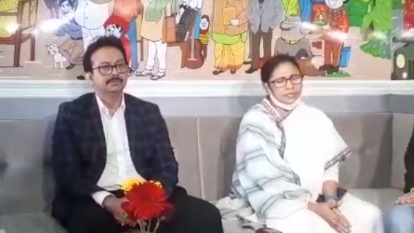 কফি হাউসের উদ্বোধনে গিয়ে গানের আড্ডায় মমতা