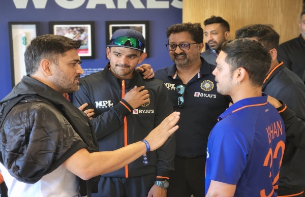 ফের ভারতীয় ড্রেসিংরুমে ধোনি, কোন ভূমিকায় তাঁকে দেখা গেল ? জেনে নিন ফের ভারতীয় ড্রেসিংরুমে ধোনি, কোন ভূমিকায় তাঁকে দেখা গেল ? জেনে নিন