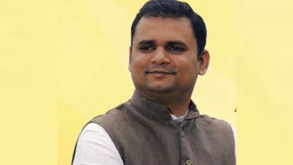 মহারাষ্ট্রে স্পিকার নির্বাচনে এগিয়ে বিজেপি বিধায়ক নারভেকর, লড়বেন মহা বিকাশ জোটের প্রার্থী মহারাষ্ট্রে স্পিকার নির্বাচনে এগিয়ে বিজেপি বিধায়ক নারভেকর, লড়বেন মহা বিকাশ জোটের প্রার্থী