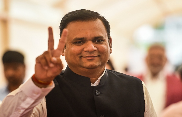 ফ্লোর টেস্টের আগে চমক, মহারাষ্ট্র বিধানসভার নতুন স্পিকার হলেন বিজেপির রাহুল নার্ভেকর ফ্লোর টেস্টের আগে চমক, মহারাষ্ট্র বিধানসভার নতুন স্পিকার হলেন বিজেপির রাহুল নার্ভেকর