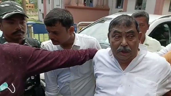 অনুব্রত যেন যুদ্ধক্ষেত্রে জেনারেল, সম্মান রবীন্দ্রনাথের