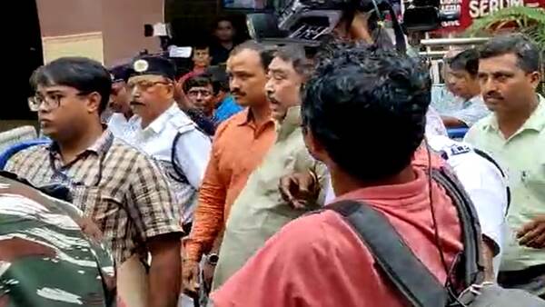 নিজাম প্যালেসে পৌঁছেও স্বমহিমায়