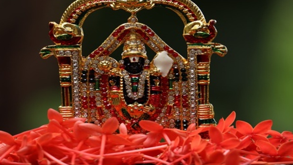 শুকনো ফুল প্রবাহিত জলে ভাসিয়ে দিন