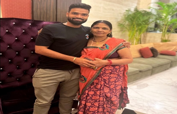 চরম ব্যস্ত ক্রিকেটের সময়সূচী, মায়ের সঙ্গে ৯ বছর পর দেখা হল এই ক্রিকেটারের চরম ব্যস্ত ক্রিকেটের সময়সূচী, মায়ের সঙ্গে ৯ বছর পর দেখা হল এই ক্রিকেটারের