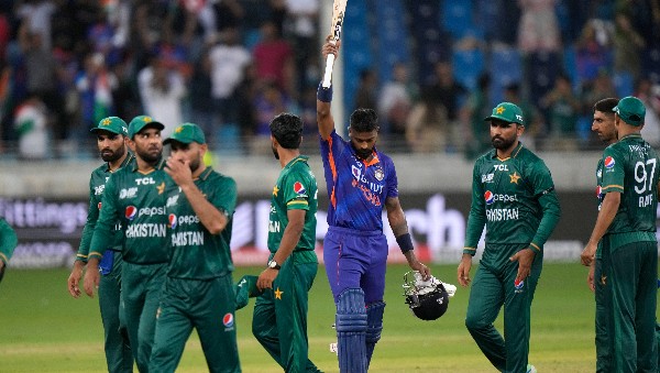 ত্রাতা হয়ে দাঁড়ান হার্দিক পান্ডিয়া: