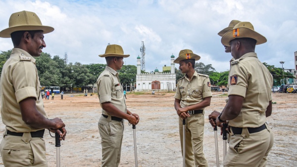 বেঙ্গালুরুর বিতর্কিত ইদগাহ ময়দানে ৭৬ বছরে প্রথবার উত্তোলন করা হল জাতীয় পতাকা বেঙ্গালুরুর বিতর্কিত ইদগাহ ময়দানে ৭৬ বছরে প্রথবার উত্তোলন করা হল জাতীয় পতাকা