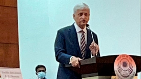 আইনজীবীর পরিবার থেকেই উঠে এসেছেন