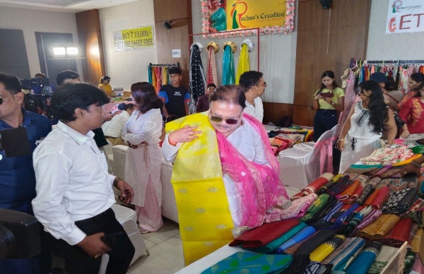 এবার ফ্যাশন র্যাম্পে মদন মিত্র, শুরুতেই হাঁকালেন ছক্কা এবার ফ্যাশন র্যাম্পে মদন মিত্র, শুরুতেই হাঁকালেন ছক্কা