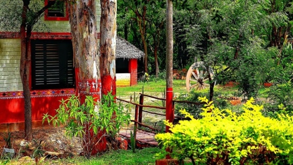 অন্ধকারে আলোর রেখা দেখা যায় যে পথে
