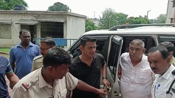 চাপ বেড়েছে অনুব্রত কন্যার!