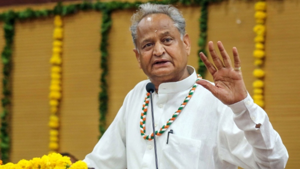 সরে দাঁড়িয়েছিলেন অশোক গেহলট