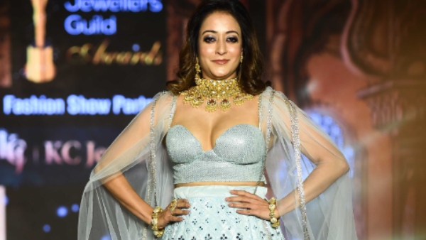 যোগ ব্যায়াম করেন অভিনেত্রী