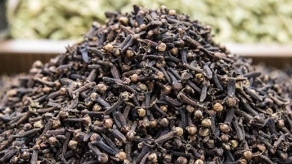 লবঙ্গ বেঁধে ঘরে ঝুলিয়ে রাখুন