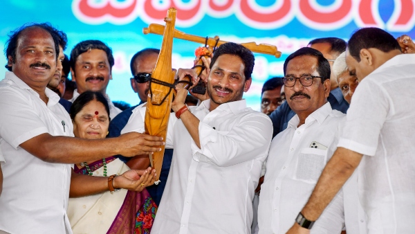 সভাপতি পদে আজীবন, জগনমোহনকে নোটিস পাঠাল নির্বাচন কমিশন সভাপতি পদে আজীবন, জগনমোহনকে নোটিস পাঠাল নির্বাচন কমিশন