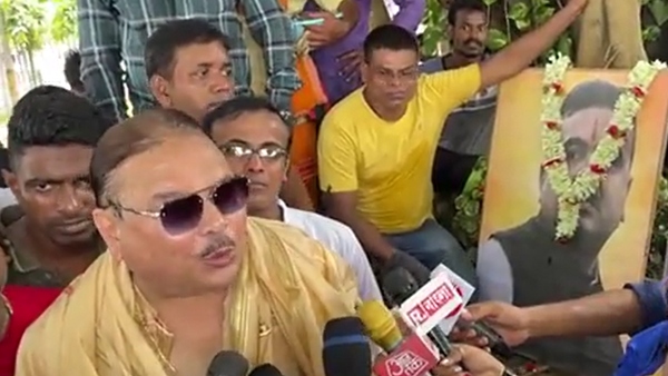 মহালয়ার তর্পণেও চমক মদন মিত্রের, দিলীপ-শুভেন্দুর ছবিতে মালা দিয়ে কিসের ইঙ্গিত দিলেন তৃণমূল বিধায়ক মহালয়ার তর্পণেও চমক মদন মিত্রের, দিলীপ-শুভেন্দুর ছবিতে মালা দিয়ে কিসের ইঙ্গিত দিলেন তৃণমূল বিধায়ক