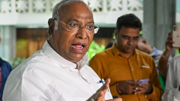 খাড়গেতেই আস্থা সোনিয়ার