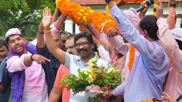 মুখ্যমন্ত্রী পদ হাতছাড়া হতে বসেছিল