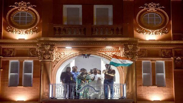 কলকাতায় লর্ডসের ব্যালকনি, জার্সির বদলে পতাকা ওড়ালেন সৌরভ কলকাতায় লর্ডসের ব্যালকনি, জার্সির বদলে পতাকা ওড়ালেন সৌরভ