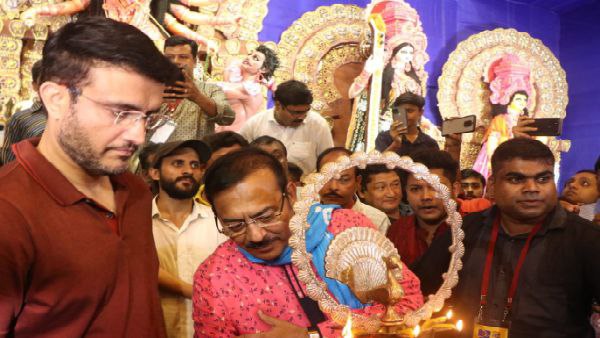 কলকাতায় লর্ডসের ব্যালকনি, জার্সির বদলে পতাকা ওড়ালেন সৌরভ কলকাতায় লর্ডসের ব্যালকনি, জার্সির বদলে পতাকা ওড়ালেন সৌরভ