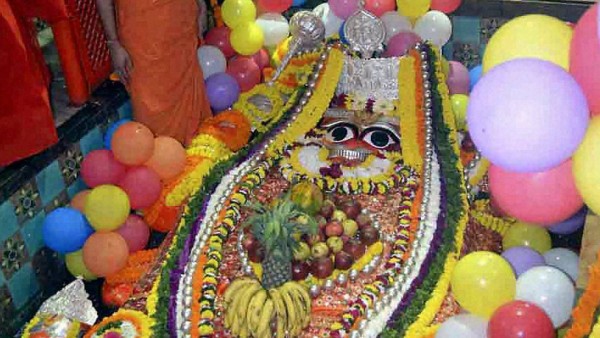 রামের দরবারে দাঁড়িয়ে হনুমানজি