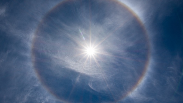 ২২ ডিগ্রি আলোর একটি বলয় তৈরি হয়