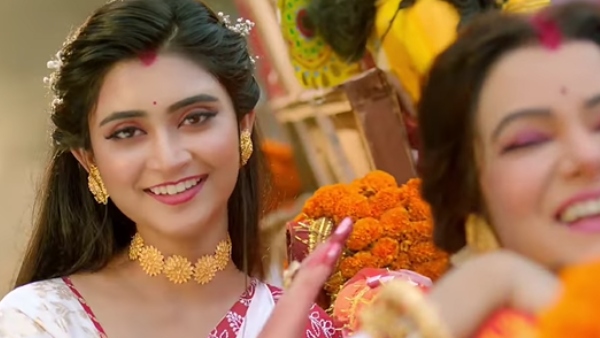 রাস্তায় উপচে পরা ভিড়