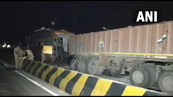 যাত্রীরা বেশিরভাগই উত্তর প্রদেশের শ্রমিক