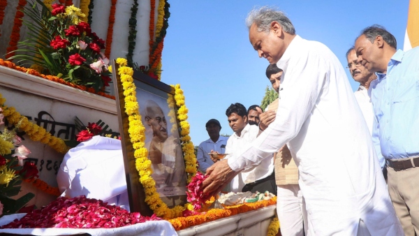 পরবর্তী মুখ্যমন্ত্রী কে হবেন, তা নিয়ে আলোচনা শুরু হতেই