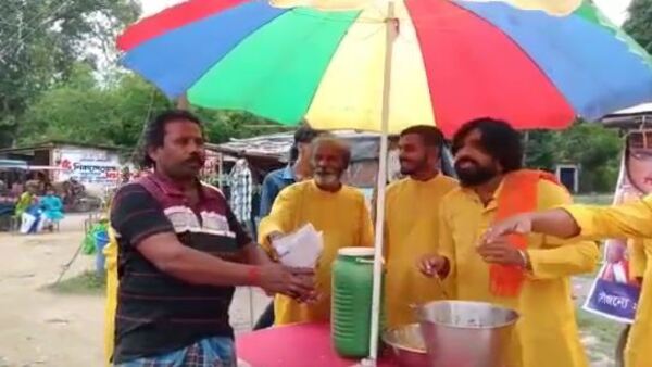 বিধানসভার বাইরে প্রতীকী প্রতিবাদ করেছিলেন বিজেপির বিধায়করা