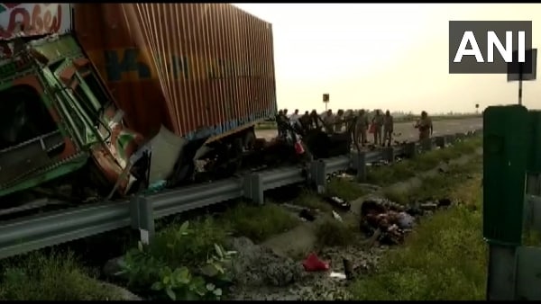 গাড়িতে ছিলেন এক চিকিৎসক, এক ইঞ্জিনিয়ার
