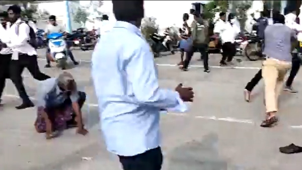 অন্ধ্রপ্রদেশের ছাত্রদের বাধা দেওয়ার অভিযোগ