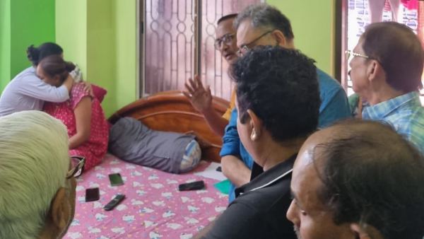 প্রয়াত ইস্টবেঙ্গল সমর্থকের পরিবারের সঙ্গে দেখা করলেন লাল-হলুদ কর্তারা, আশ্বাস যে কোনও প্রয়োজনে পাশে থাকার প্রয়াত ইস্টবেঙ্গল সমর্থকের পরিবারের সঙ্গে দেখা করলেন লাল-হলুদ কর্তারা, আশ্বাস যে কোনও প্রয়োজনে পাশে থাকার