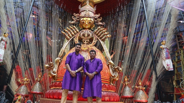 দুর্গোৎসবকে কেন্দ্র করে মেতে উঠেছে কলকাতা নাইট রাইডার্স: