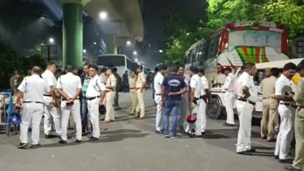 অন্তত ১০ জনকে পুলিশ গ্রেফতার করেছে