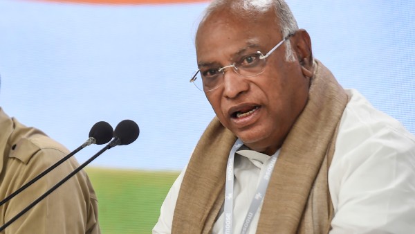 শশী থারুরকে হারিয়ে জয়যুক্ত হন মল্লিকার্জুন খাড়গে