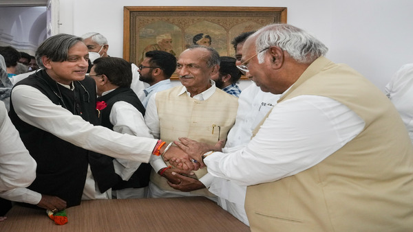 তালিকায় নেই শশী থারুরের নাম