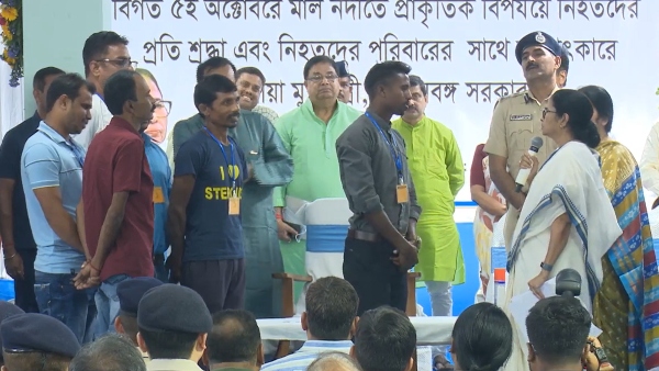 মালবাজার বিপর্যয়ের পর মাস্টারস্ট্রোক মমতার, ৪৫ জীবন বাঁচানো ৭ উদ্ধারকারীকে ‘পুরস্কার’ মালবাজার বিপর্যয়ের পর মাস্টারস্ট্রোক মমতার, ৪৫ জীবন বাঁচানো ৭ উদ্ধারকারীকে ‘পুরস্কার’