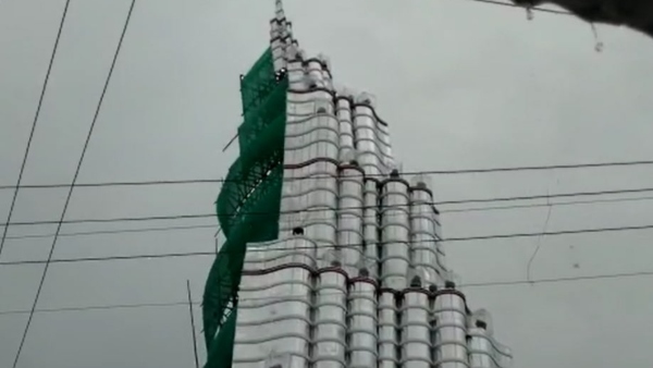 ভেঙে পড়েছে বেশ কয়েকটি তোরণ।