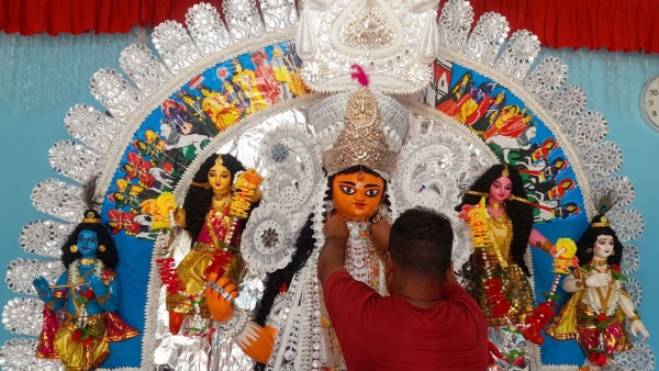 এতে মা লক্ষ্মী রেগে যান