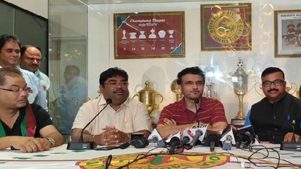 ফুটবল বিশ্বকাপ দেখতে যাবেন সৌরভ